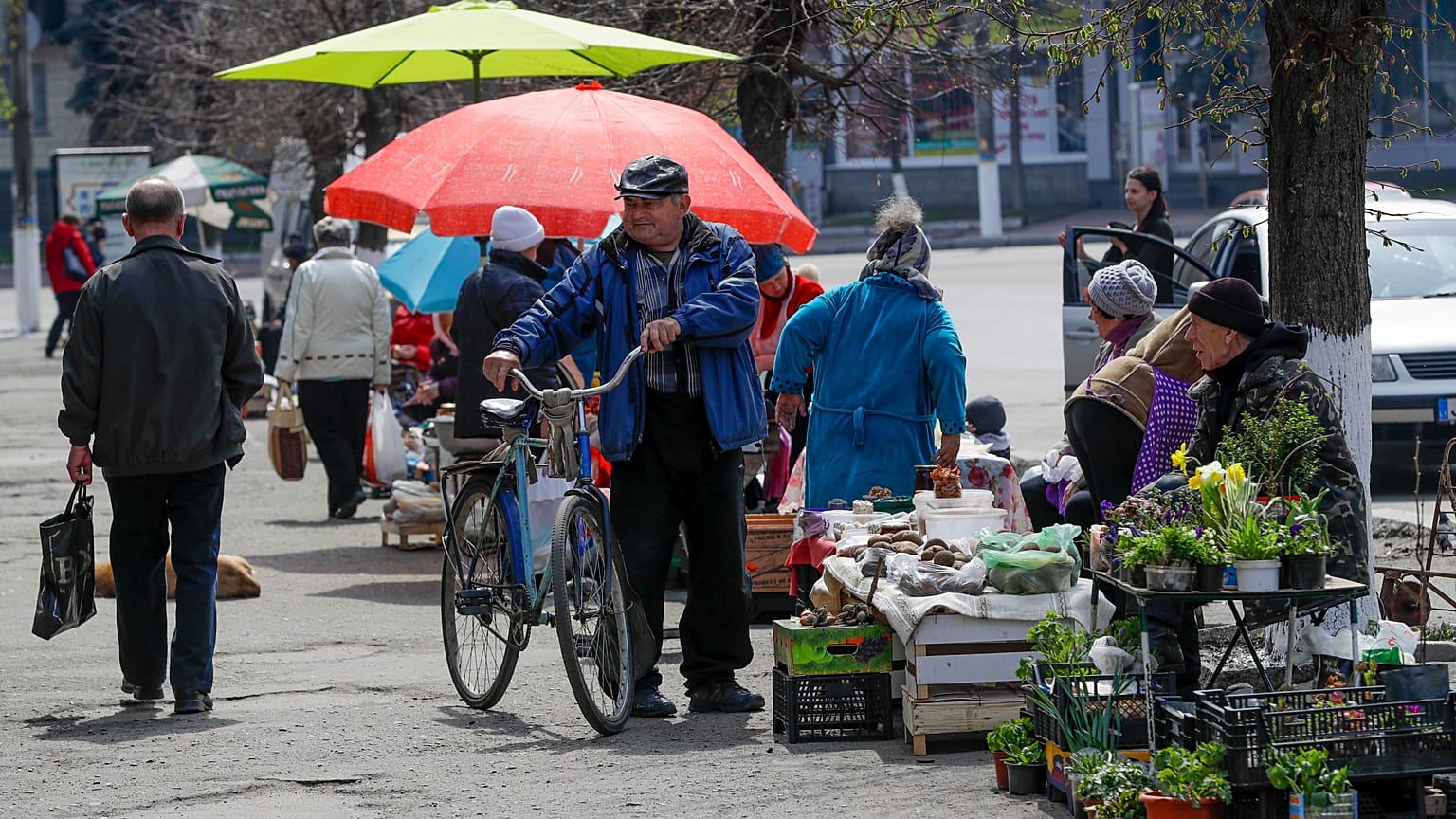 In Kiews Straßen kehrt wieder Leben ein