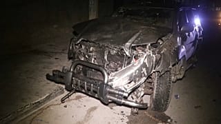 Un conche alcanzado por la explosión de este viernes en Mogadisco, Somalia.