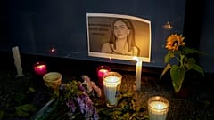 شموع وأزهار تحيط بصورة ديبانهي إسكوبار أثناء مظاهرة احتجاجية على اختفائها إلى جانب نساء أخريات في مكسيكو سيتي