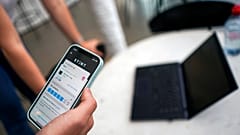 Un utilisateur sur un réseau social sur un téléphone portable