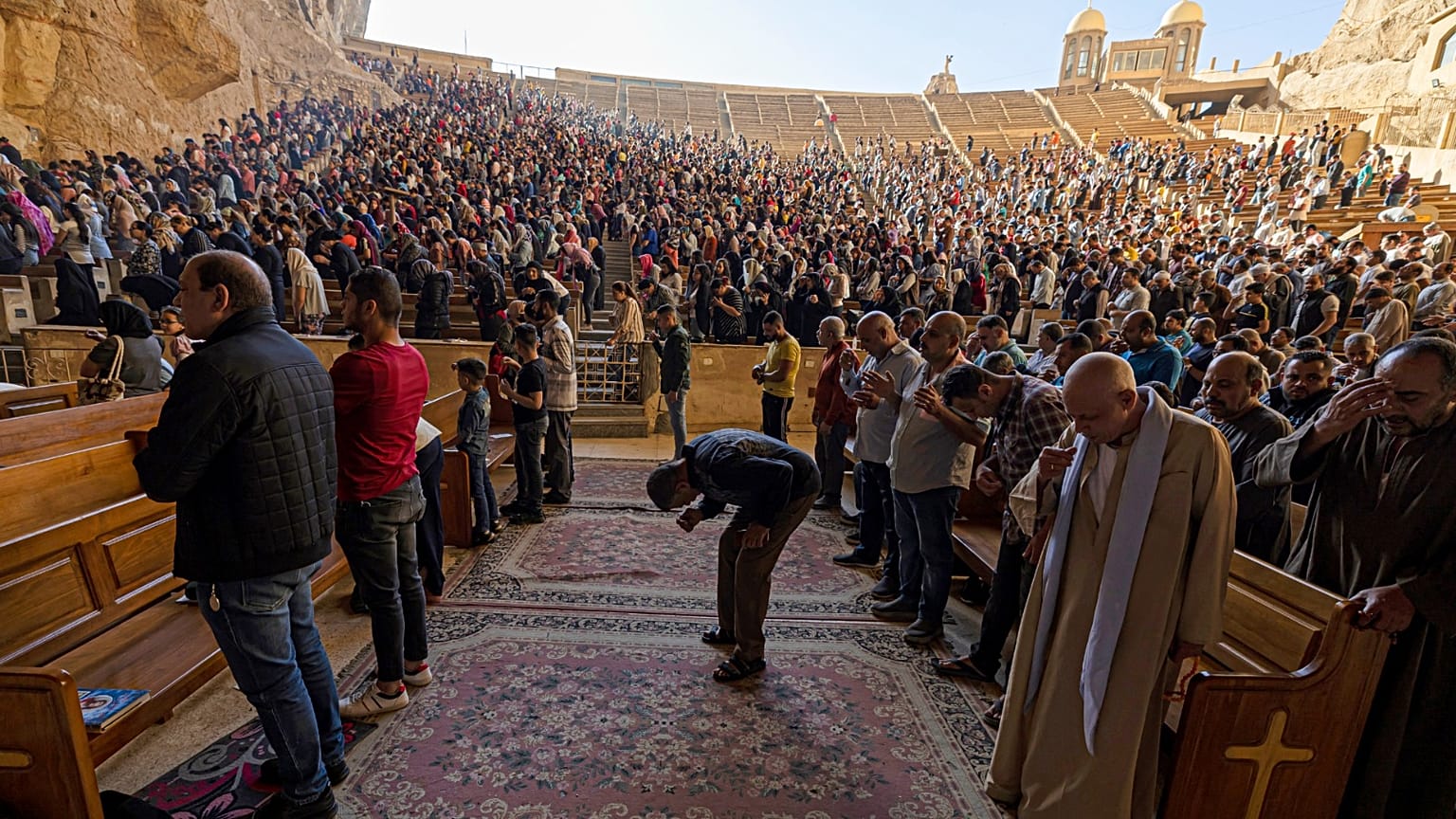 أقباط مصر يحتفلون بالجمعة العظيمة 