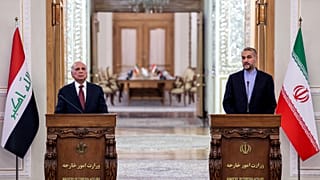  صورة من الارشيف- وزير الخارجية الإيراني حسين أمير عبد اللهيان ونظيره العراقي فؤاد حسين في مقر وزارة الخارجية في العاصمة الإيرانية طهران - أبريل 2022