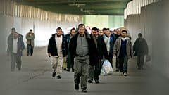کارگران فلسطینی شاغل در اسرائیل در حال عبور از گذرگاه بیت حانون