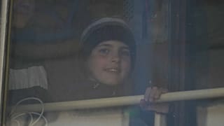 Anna tem 10 anos e diz que só teve medo quando destruíram o prédio ao lado da cave onde se refugiavam