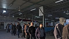 عمال فلسطينيون يغادرون المحطة الأخيرة في بيت حانون في شمال قطاع غزة، قبل الوصول إلى إسرائيل عبر معبر إيريز للعمل،  23 فبراير، 2022