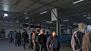 عمال فلسطينيون يغادرون المحطة الأخيرة في بيت حانون في شمال قطاع غزة، قبل الوصول إلى إسرائيل عبر معبر إيريز للعمل،  23 فبراير، 2022