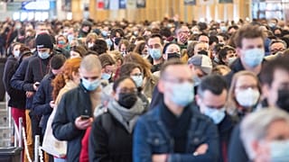 Les expatriés français dans une file d'attente avant de pouvoir voter à Montréal, au Canada