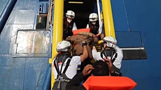 Die Besatzung hilft Geretteten an Bord