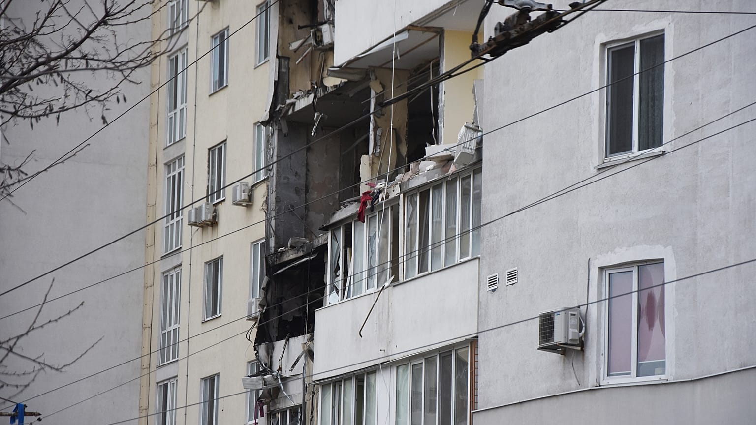 Un edificio de apartamentos dañado tras un bombardeo ruso en Odesa, Ucrania, el 23 de abril de 2022.