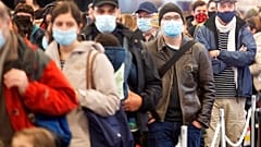 Französinnen und Franzosen stehen Schlange zur Präsidentschaftswahl in Montreal in Kanada