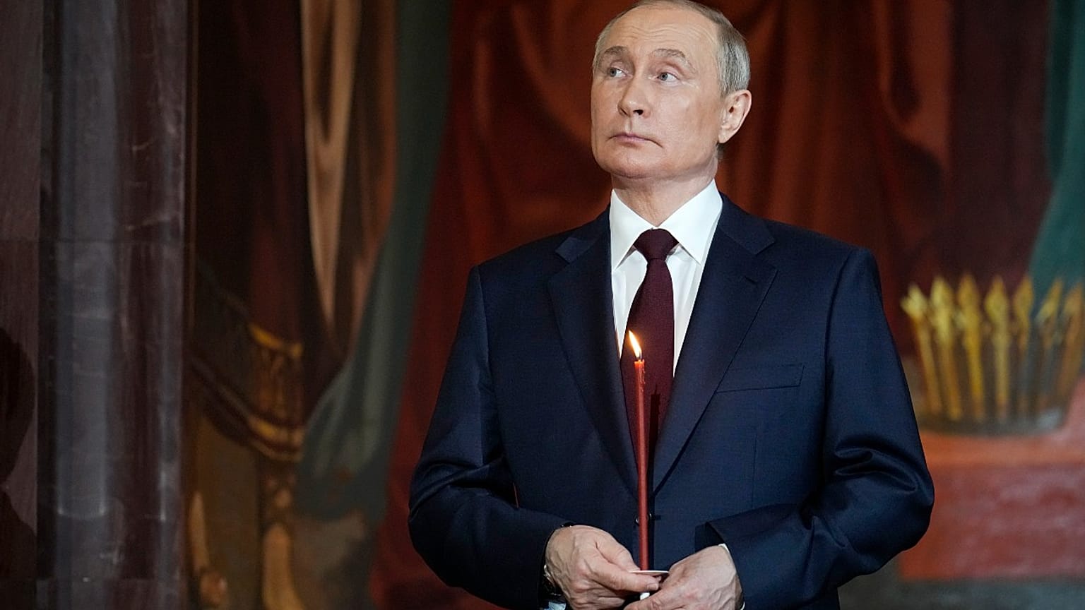 Der russische Präsident Wladimir Putin mit Kerze beim Besuch der orthodoxen Ostermesse in der Christ-Erlöser-Kathedrale in Moskau (24. April 2022)