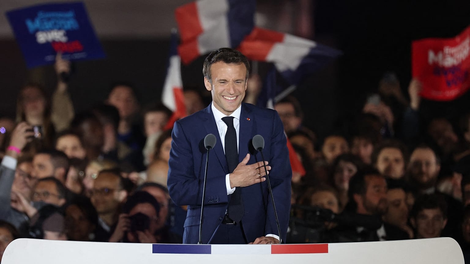 Emmanuel Macron, lors de sa déclaration au Champ-de-Mars après l'annonce de sa réélection à la présidence de la République française, le 24 avril 2022