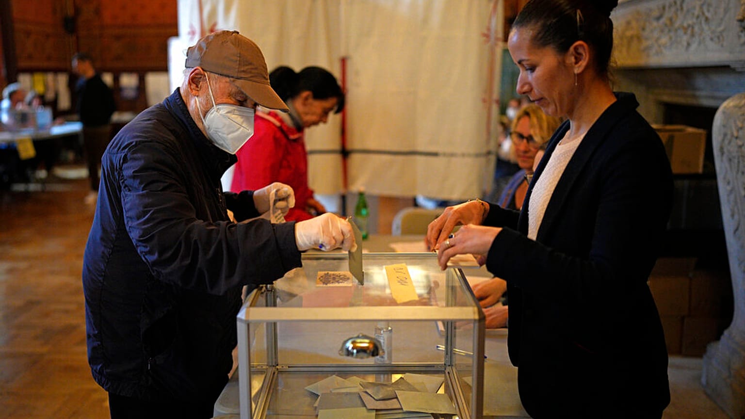 Un hombrevota en la segunda vuelta de las elecciones presidenciales francesas en Marsella, sur de Francia el domingo 24 de abril de 2022