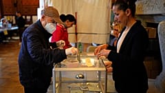 Un hombrevota en la segunda vuelta de las elecciones presidenciales francesas en Marsella, sur de Francia el domingo 24 de abril de 2022