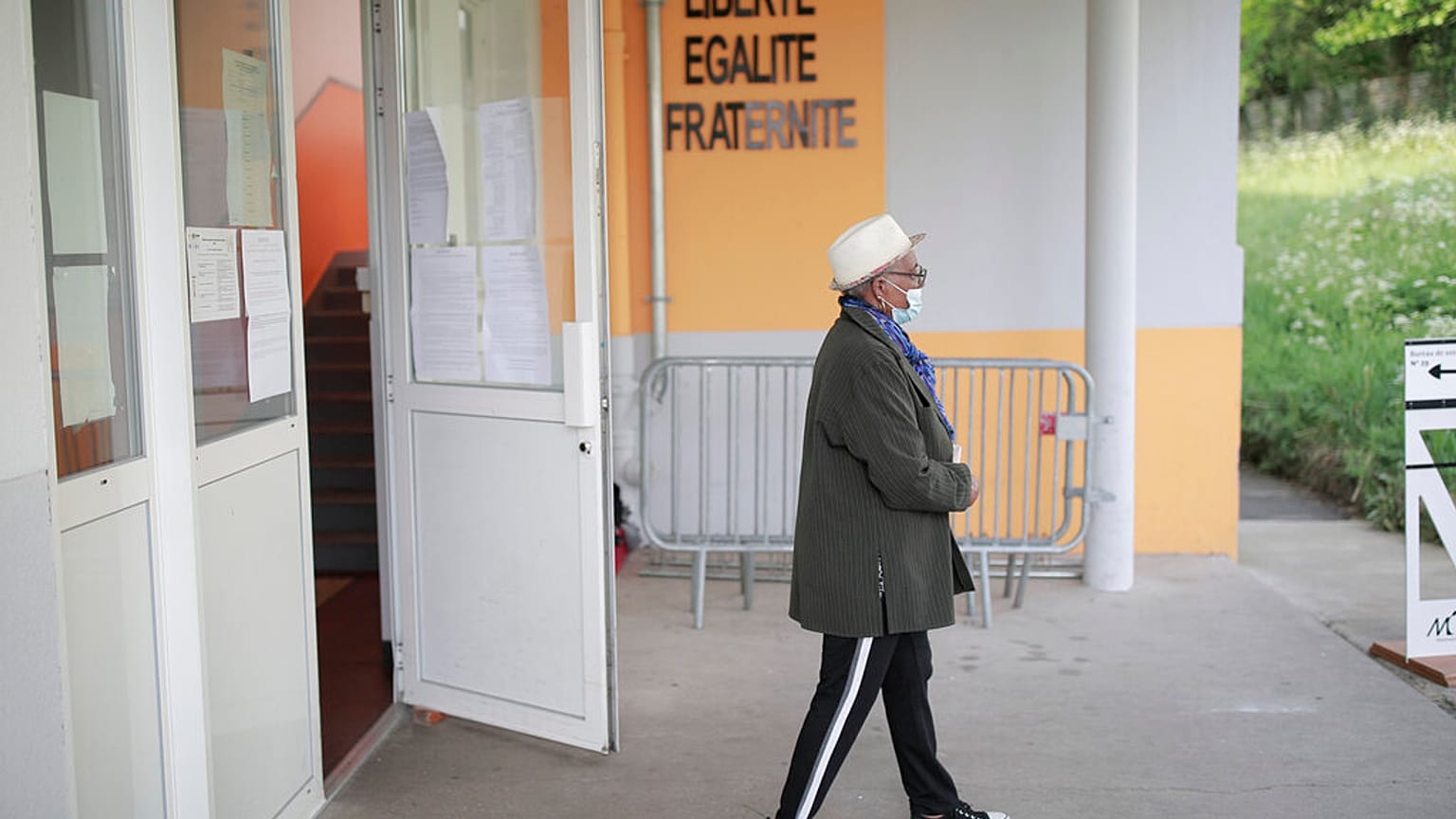 Ein Mann verlässt ein Wahlbüro in Montreuil, nördlich von Paris, 24.04.2022