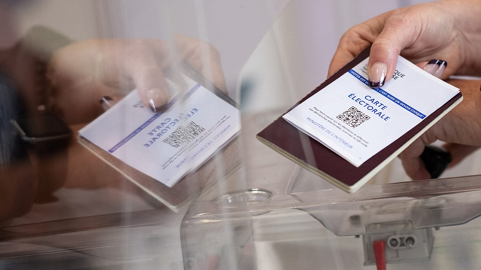 يبدة تدلي بصوتها في الجولة الثانية من الانتخابات الرئاسية الفرنسية في مركز اقتراع، 24 أبريل 2022