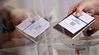 يبدة تدلي بصوتها في الجولة الثانية من الانتخابات الرئاسية الفرنسية في مركز اقتراع، 24 أبريل 2022