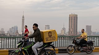 عمال توصيل في العاصمة المصرية القاهرة-أبريل 2022 