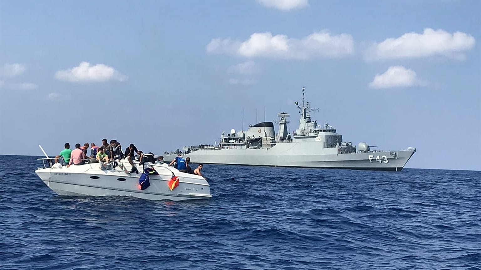 صورة أرشيفية لقارب يقل مهاجرين 