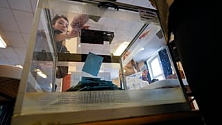 Una ciudadana deposita su voto en un colegio electoral de París, Francia, el 24 de abril de 2022.