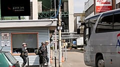 Mentőalakulatok a Zofiówka lengyel bányában történt földmozgás után