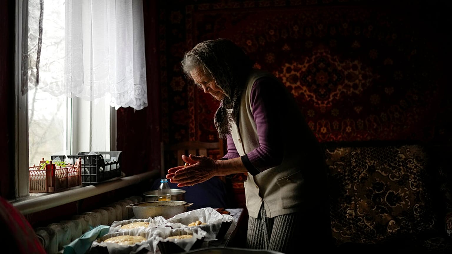 Olena Koptyl confeciona o Kulich, um bolo tradicional da Páscoa Ortodoxa