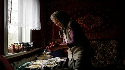 63-летняя Елена Коптыль готовит тесто для выпечки кулича в своем доме на окраине Чернигова