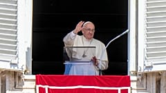 Ferenc pápa integet a Vatikánban, a Szent Péter téren összegyűlt tömegnek április 24-én