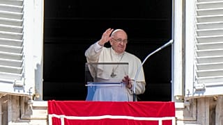 Ferenc pápa integet a Vatikánban, a Szent Péter téren összegyűlt tömegnek április 24-én