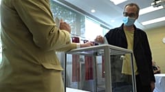 Un électeur français vote à Pékin