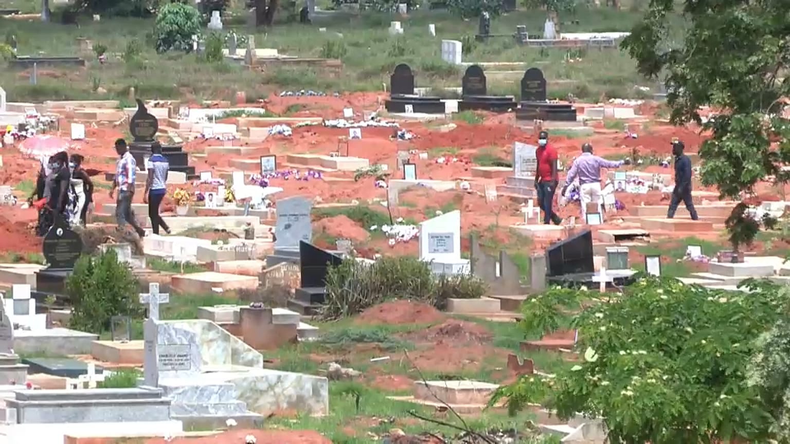 Os "caçadores de óbitos" seguem o percurso de um funeral até à refeição tradicional de luto