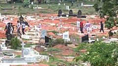 Os "caçadores de óbitos" seguem o percurso de um funeral até à refeição tradicional de luto