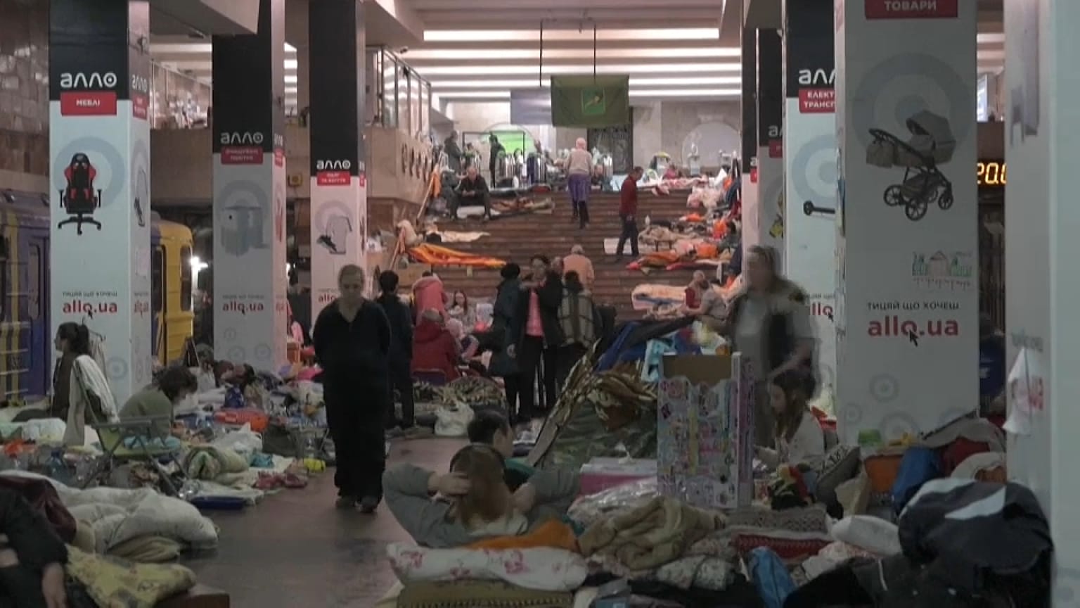 Miles de personas viven hacinadas en los pasillos del metro de Járkov  