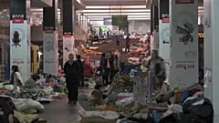 Miles de personas viven hacinadas en los pasillos del metro de Járkov  