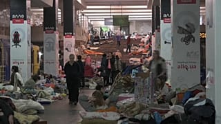 Miles de personas viven hacinadas en los pasillos del metro de Járkov  
