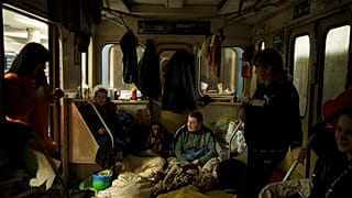 Жители Харькова в вагоне метро, используемого в качестве бомбоубежища, 26 марта, 2022 г.