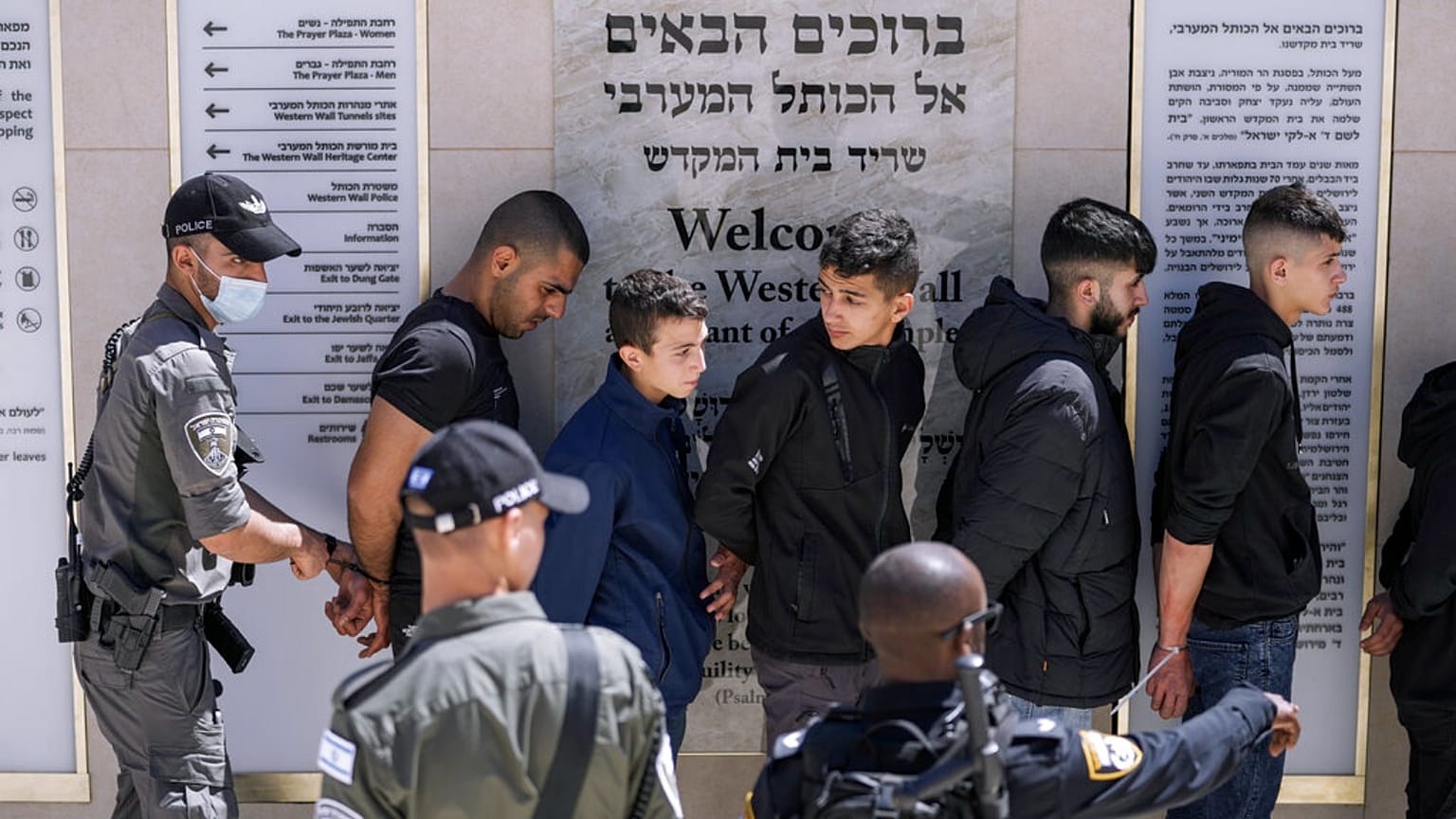 احتجاز متظاهرين فلسطينيين بعد اشتباكات في الحرم القدسي بين فلسطينيين وقوات الأمن الإسرائيلية، في البلدة القديمة بالقدس، أبريل 2022