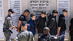 احتجاز متظاهرين فلسطينيين بعد اشتباكات في الحرم القدسي بين فلسطينيين وقوات الأمن الإسرائيلية، في البلدة القديمة بالقدس، أبريل 2022