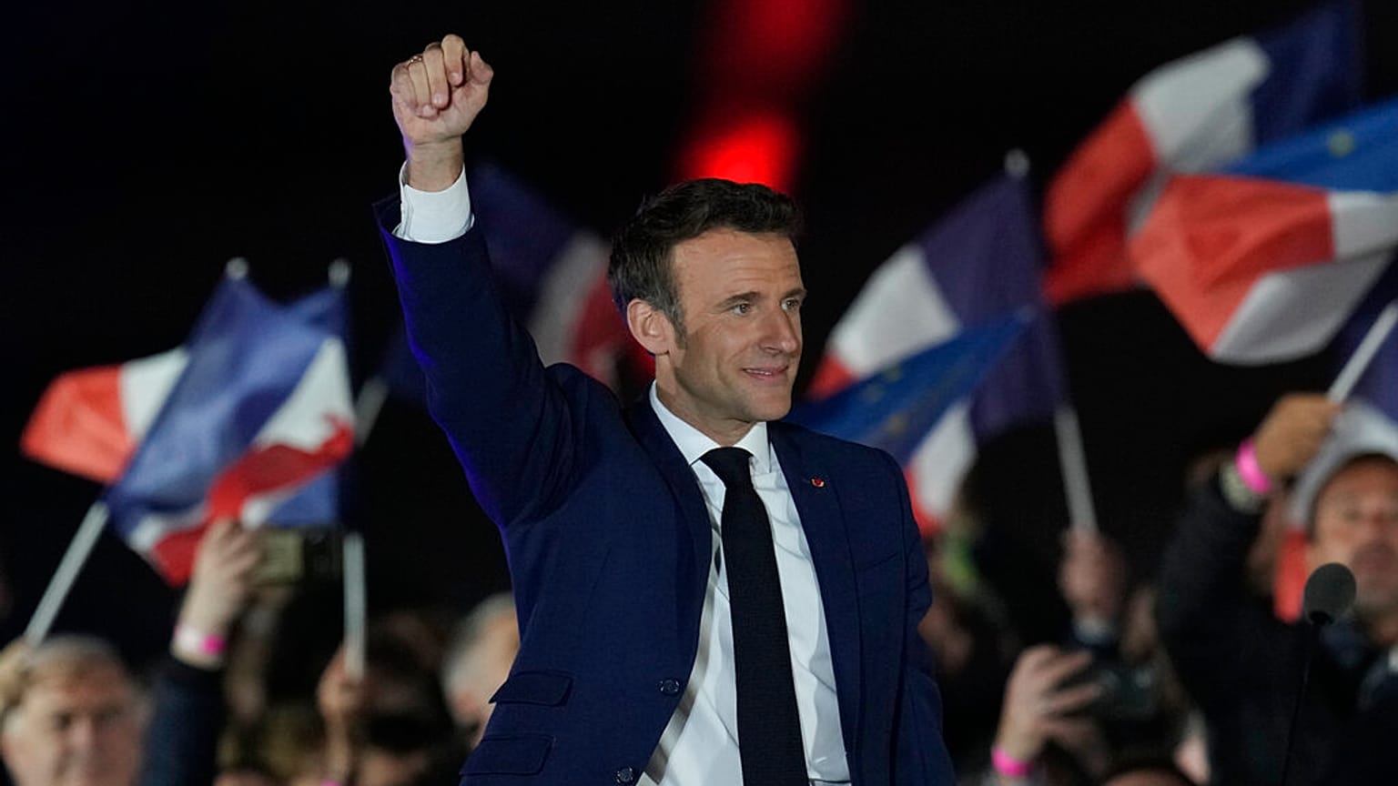 Il presidente francese Emmanuel Macron festeggia con i sostenitori a Parigi, Francia, domenica 24 aprile 2022