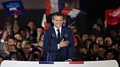 Der alte, neue französische Präsident Emmanuel Macron vor jubelnden Anhängern am Eiffelturm in Paris 