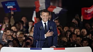 Der alte, neue französische Präsident Emmanuel Macron vor jubelnden Anhängern am Eiffelturm in Paris