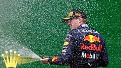 Max Verstappen bei der Siegerehrung in Imola