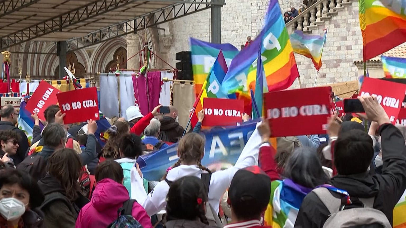 Thousands march in central Italy calling for peace in Ukraine