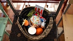 Традиционный пасхальный кулич, крашеные яйца и свеча в защитном шлеме солдата ВСУ, 24 апреля 2022 г.