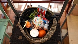 Традиционный пасхальный кулич, крашеные яйца и свеча в защитном шлеме солдата ВСУ, 24 апреля 2022 г.