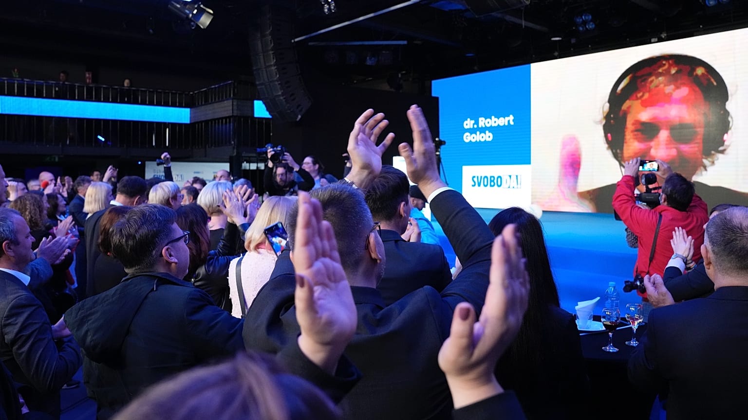 A koronavírusos Robert Golob Skype-on üdvözölte híveit a győzelem után