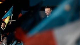 Ο Εμανουέλ Μακρόν μιλάει σε συγκέντρωση υποστηρικτών του μετά τη νίκη του στο Β Γύρο των προεδρικών εκλογών στη Γαλλία