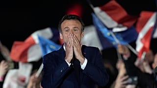 Emmanuel Macron bedankt sich bei seinen Anhängern und verspricht, der Präsident aller zu sein.