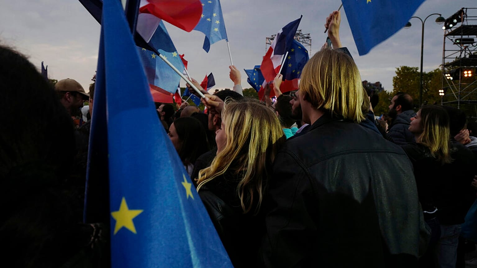 Anhänger:innen des französischen Präsidenten waren auf die Rede Emmanuel Macrons am Wahlabend, 24.04.2022