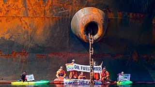 Активисты Greenpeace в Норвегии блокировали российский танкер 